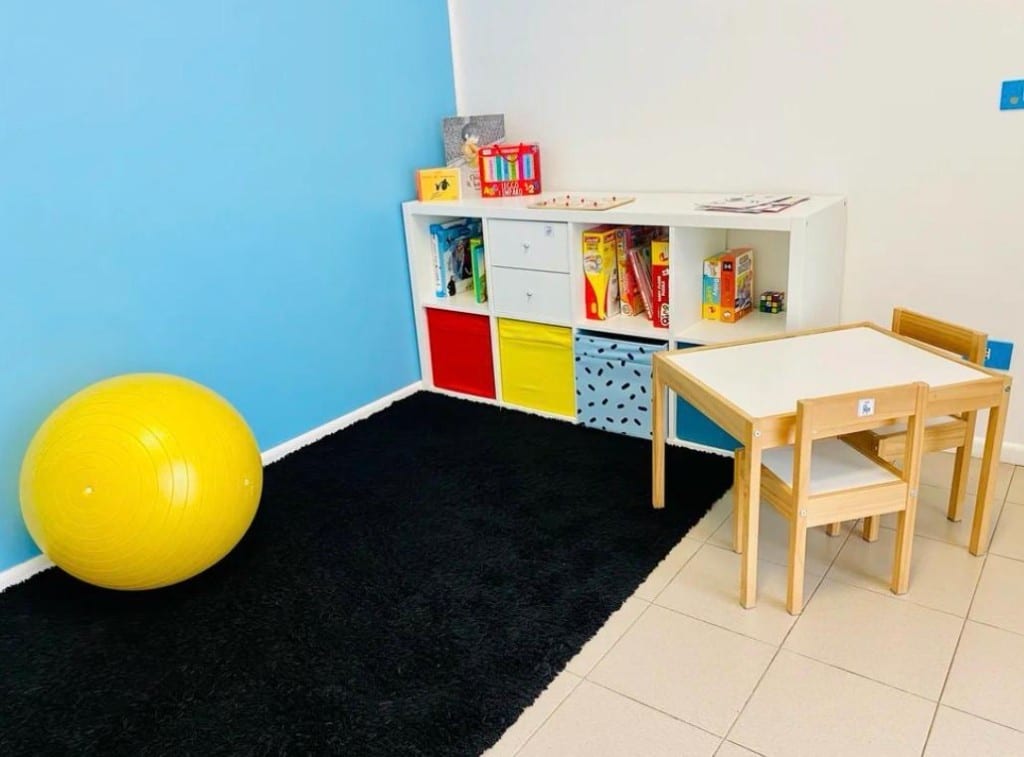 Spazio attività bambini con palla gialla
