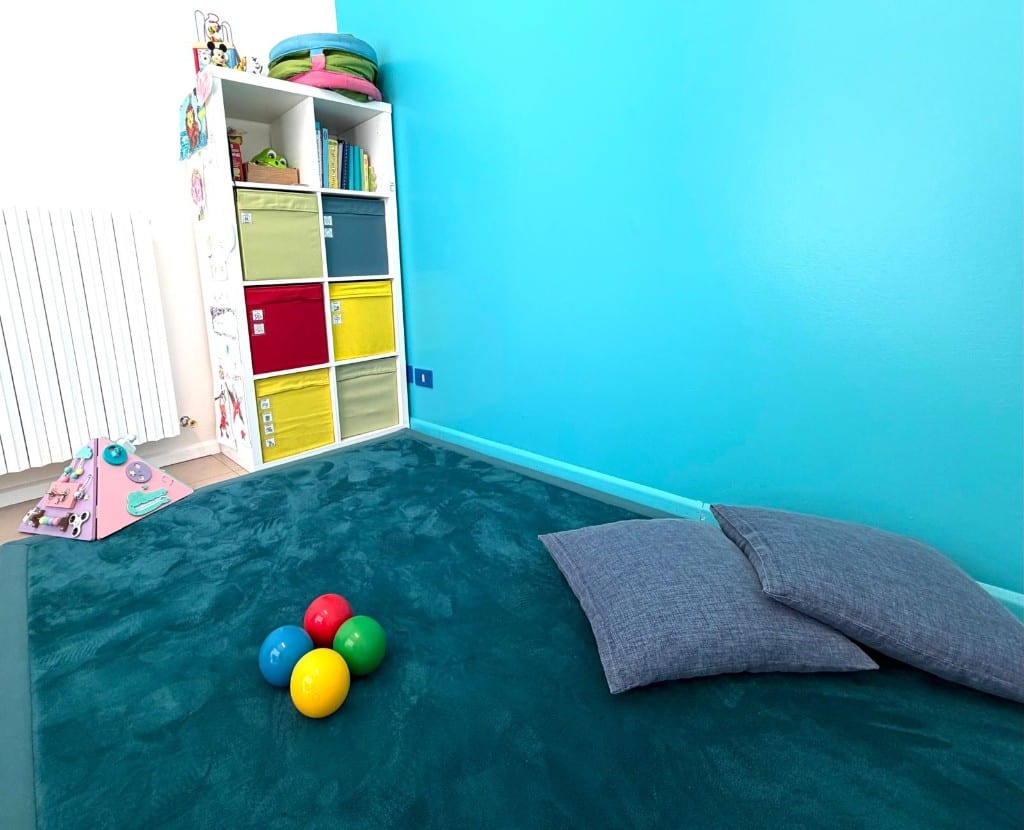 Spazio attività bambini con tappeto e palline